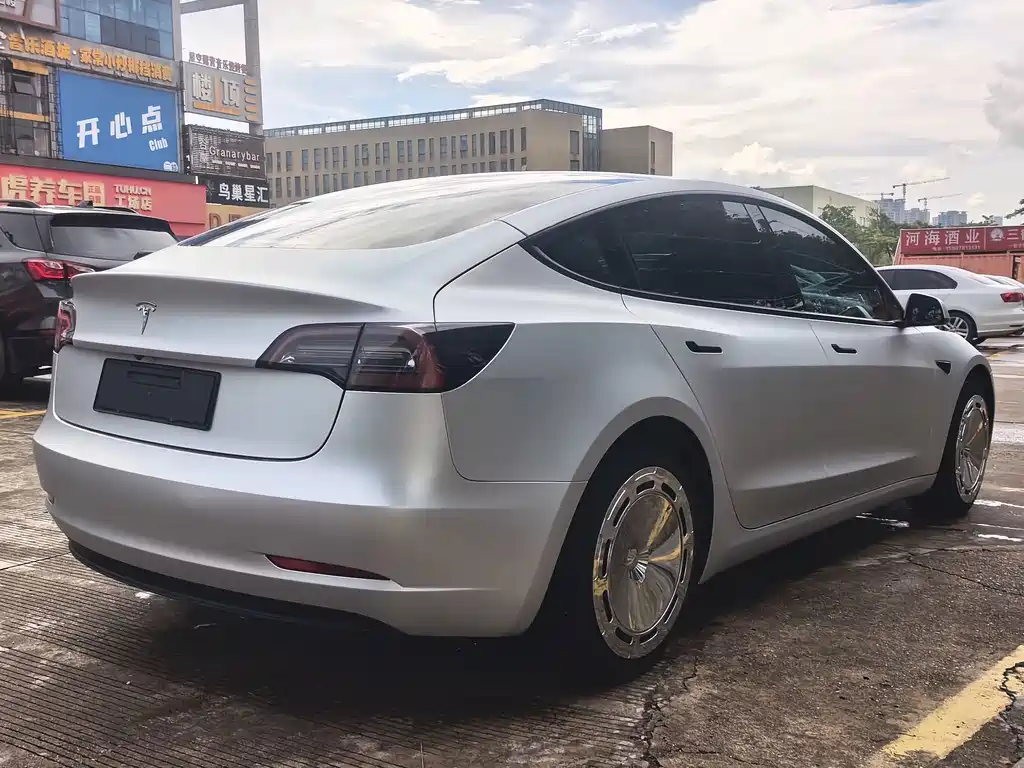 Tesla Model 3 — миниатюра 7