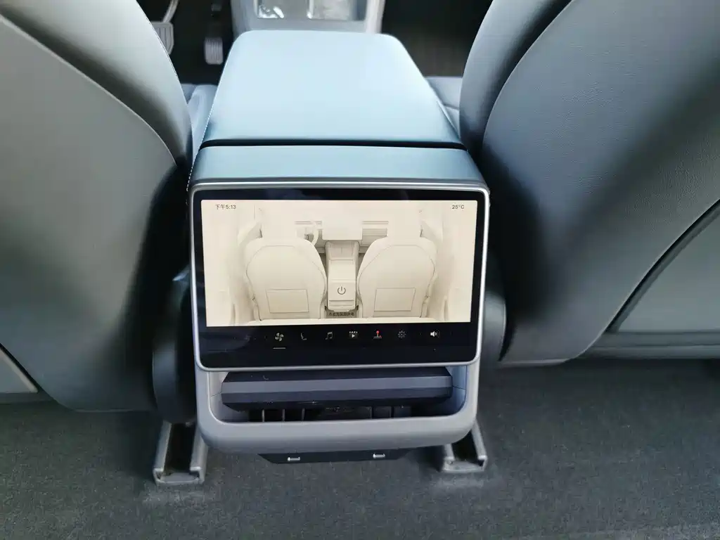 Tesla Model 3 — миниатюра 13