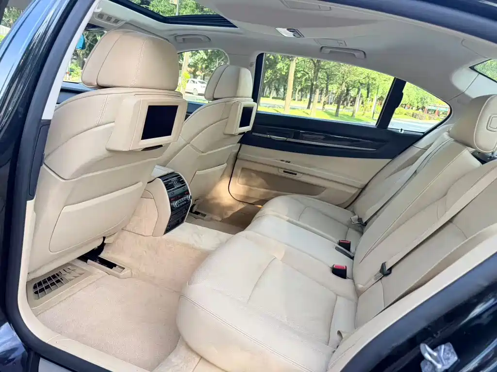BMW 7 Series — миниатюра 6