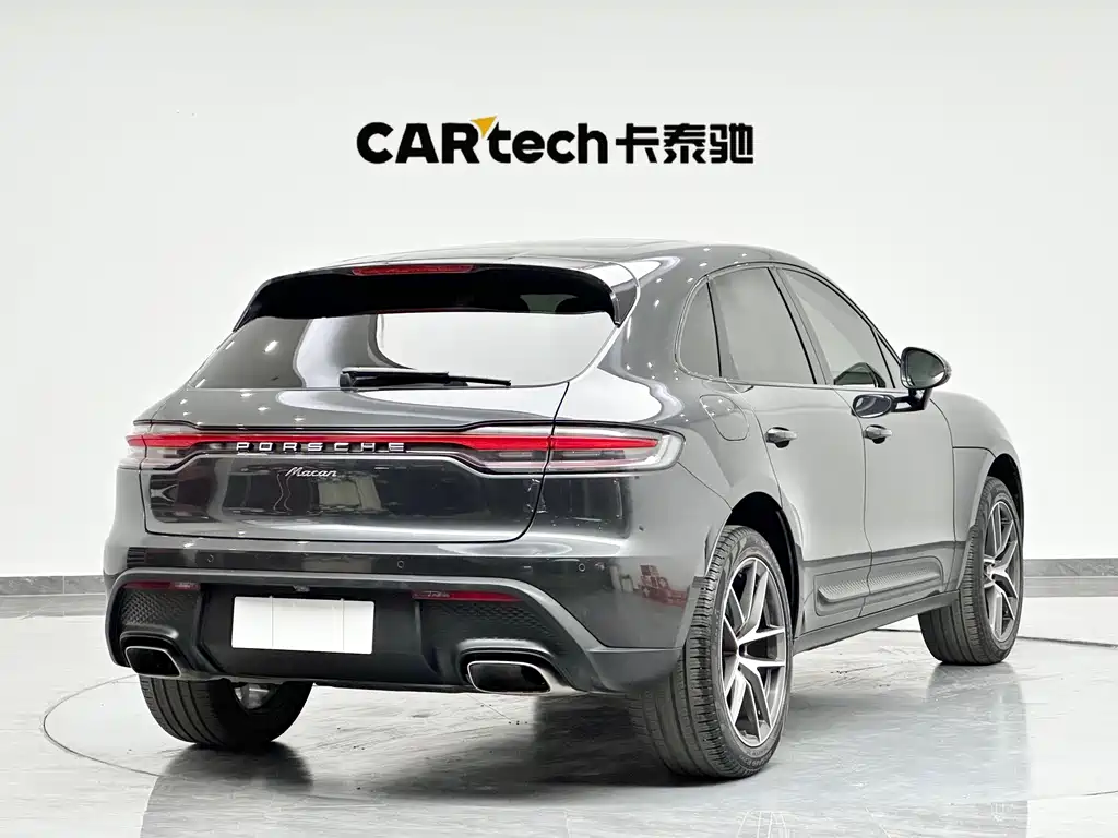 PORSCHE MACAN