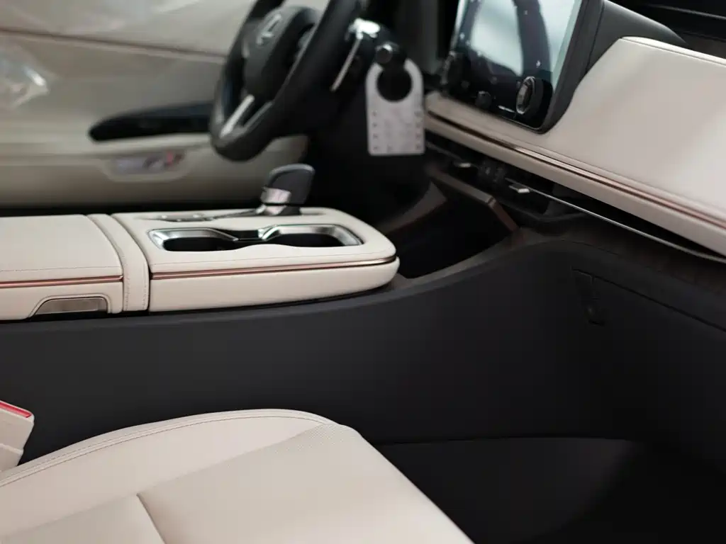 Lexus LM 2025 500h мест