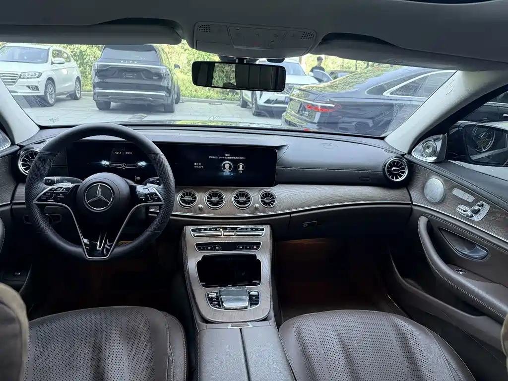 Mercedes-Benz E-Class — миниатюра 9