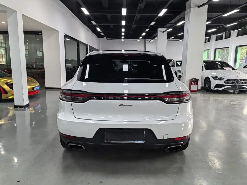 PORSCHE MACAN