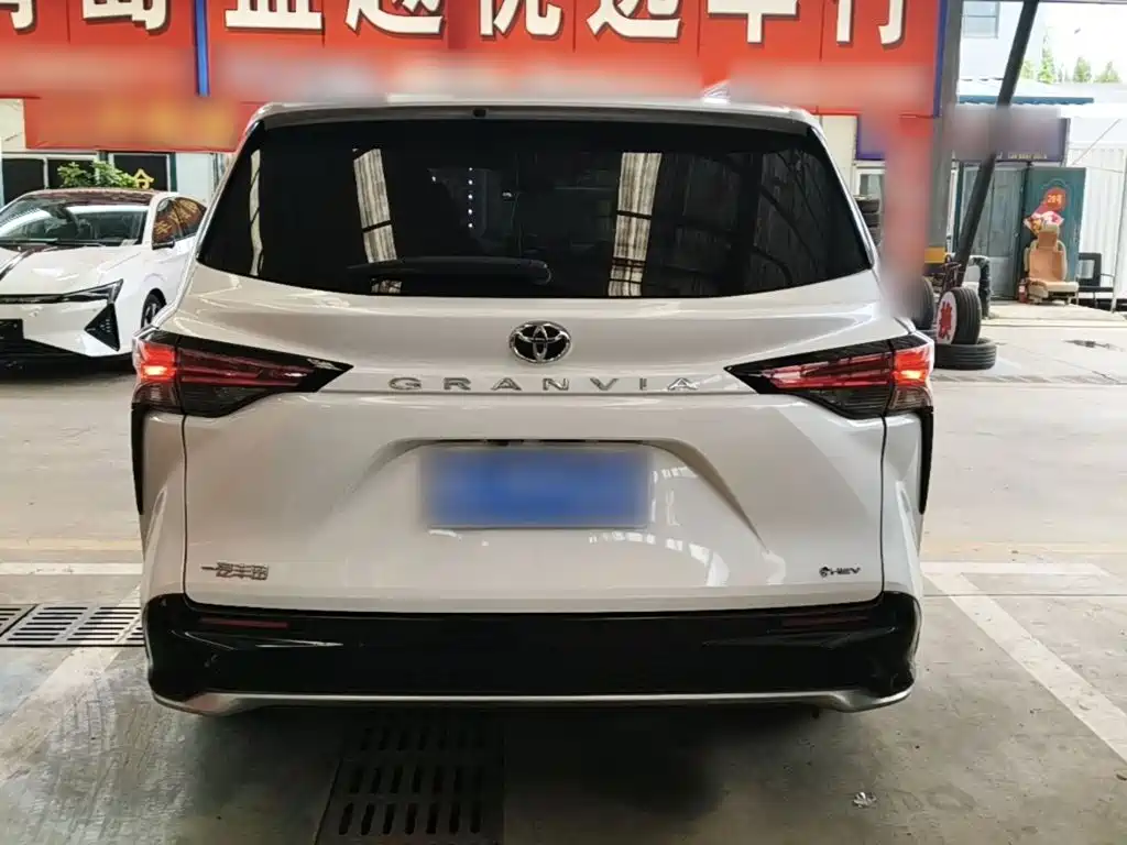 Toyota Granvia — миниатюра 6