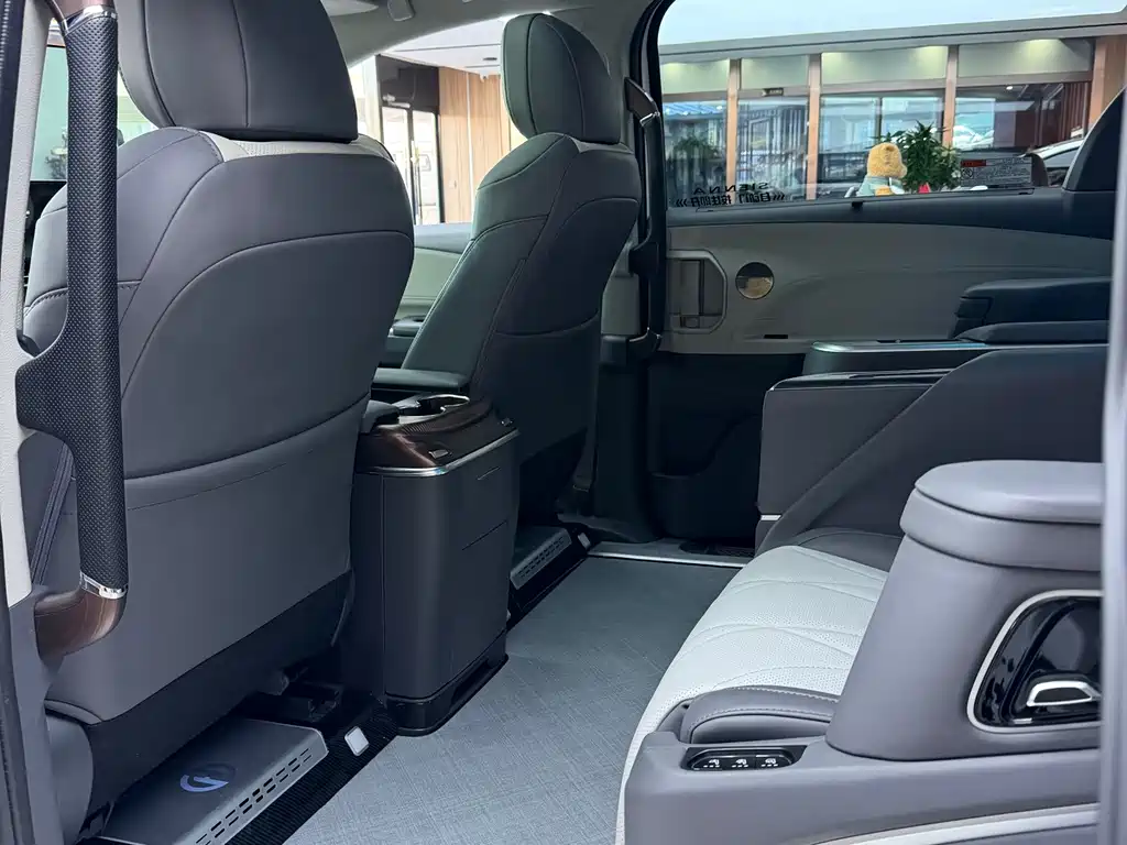 Toyota Sienna — миниатюра 10
