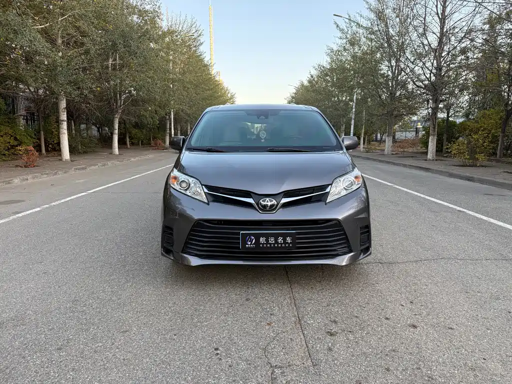 Toyota Sienna — миниатюра 2