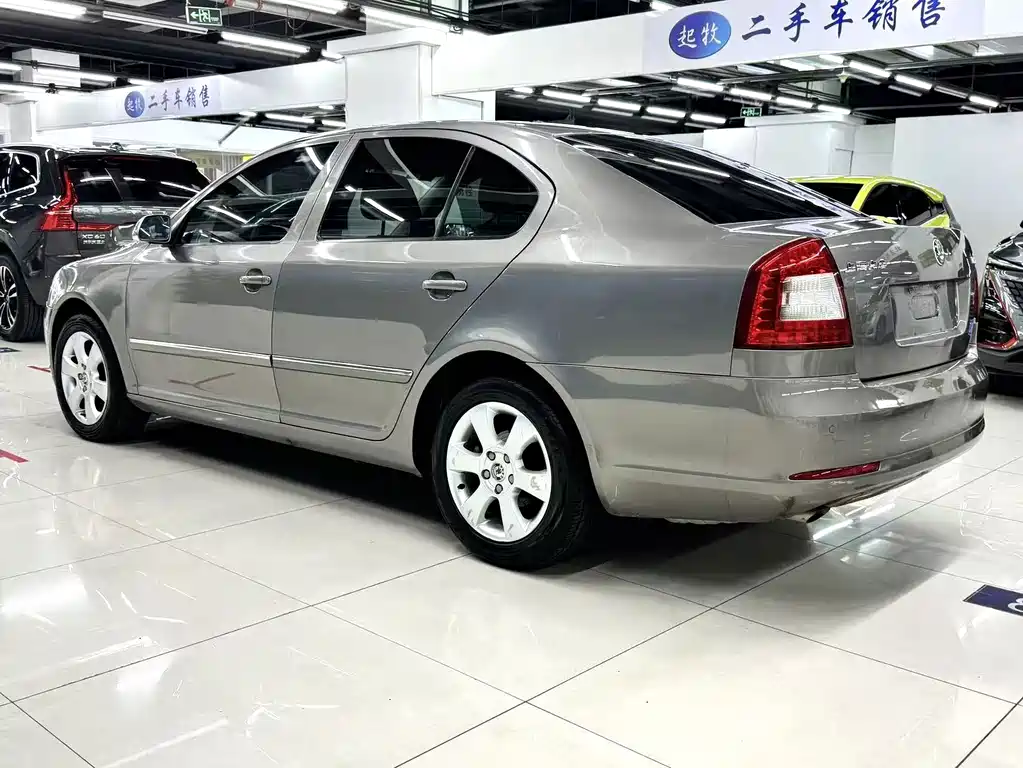 Skoda Octavia 1.6L Auto Comfort Supreme Edition, фото 7