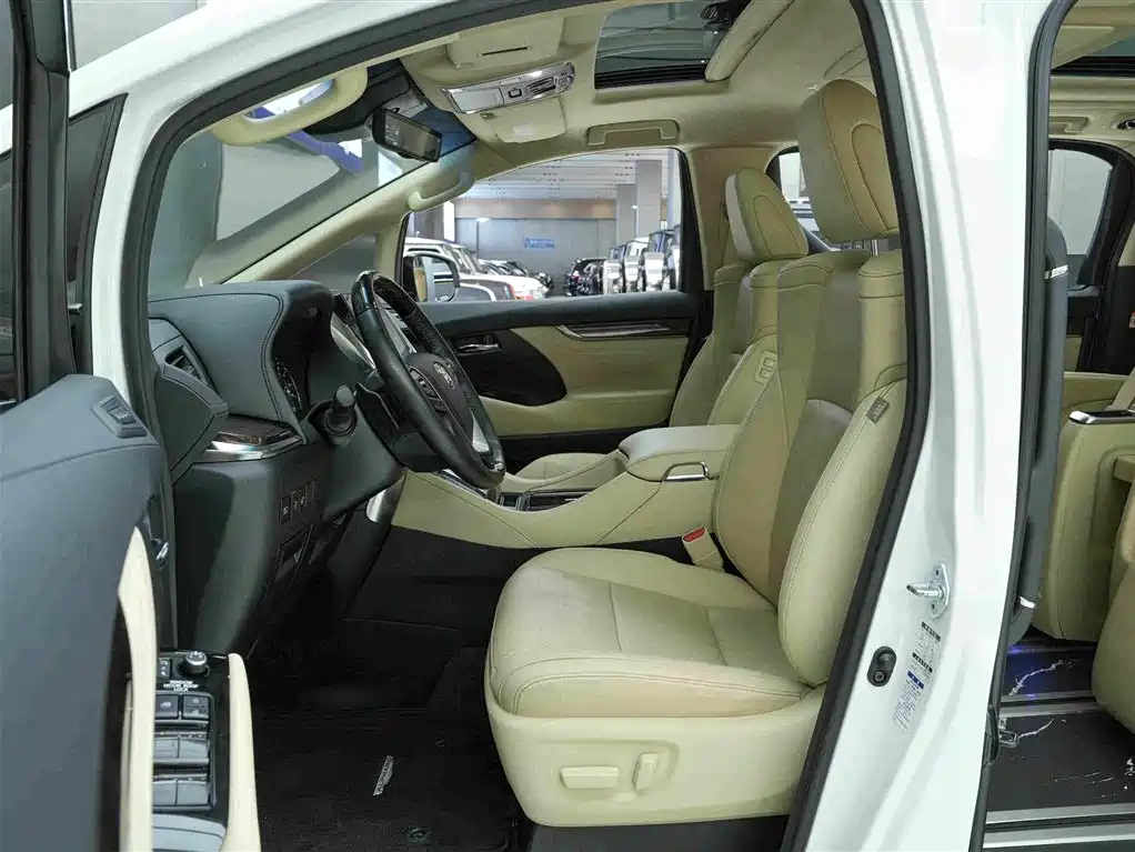 Toyota Alphard — миниатюра 11