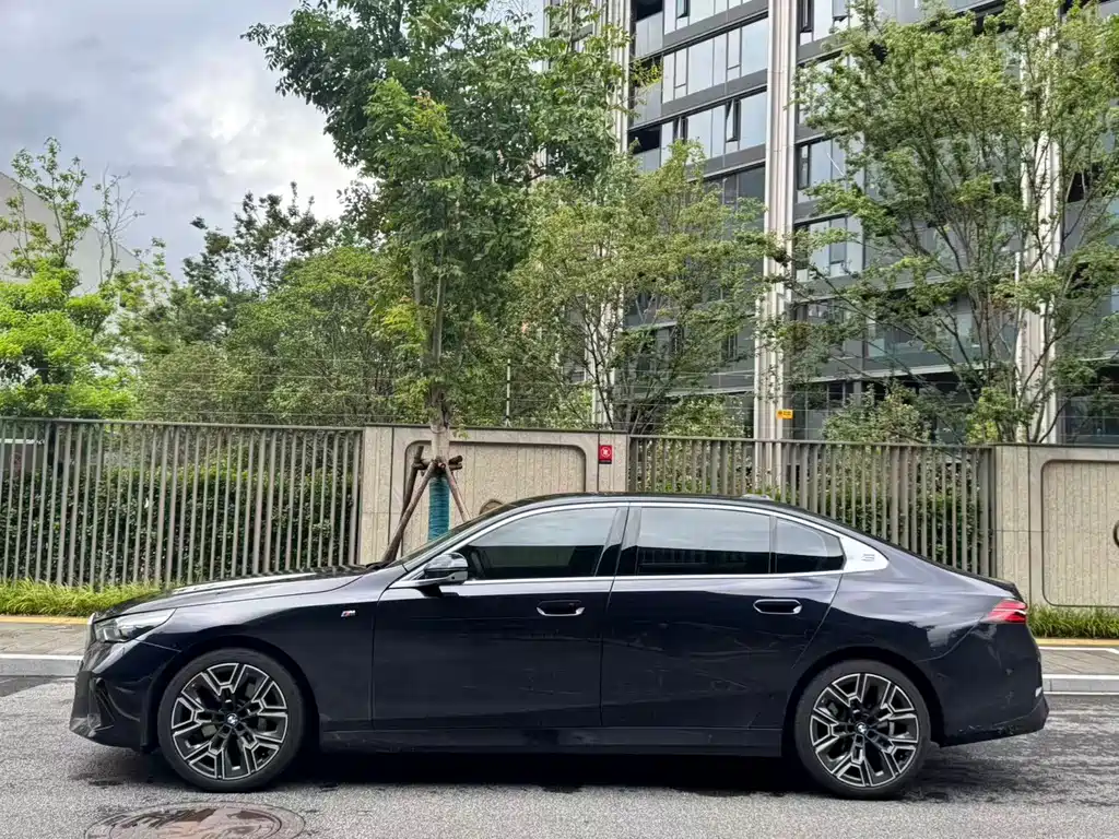 BMW 5 Series — миниатюра 15
