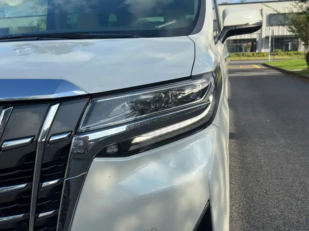 Toyota Alphard — миниатюра 7
