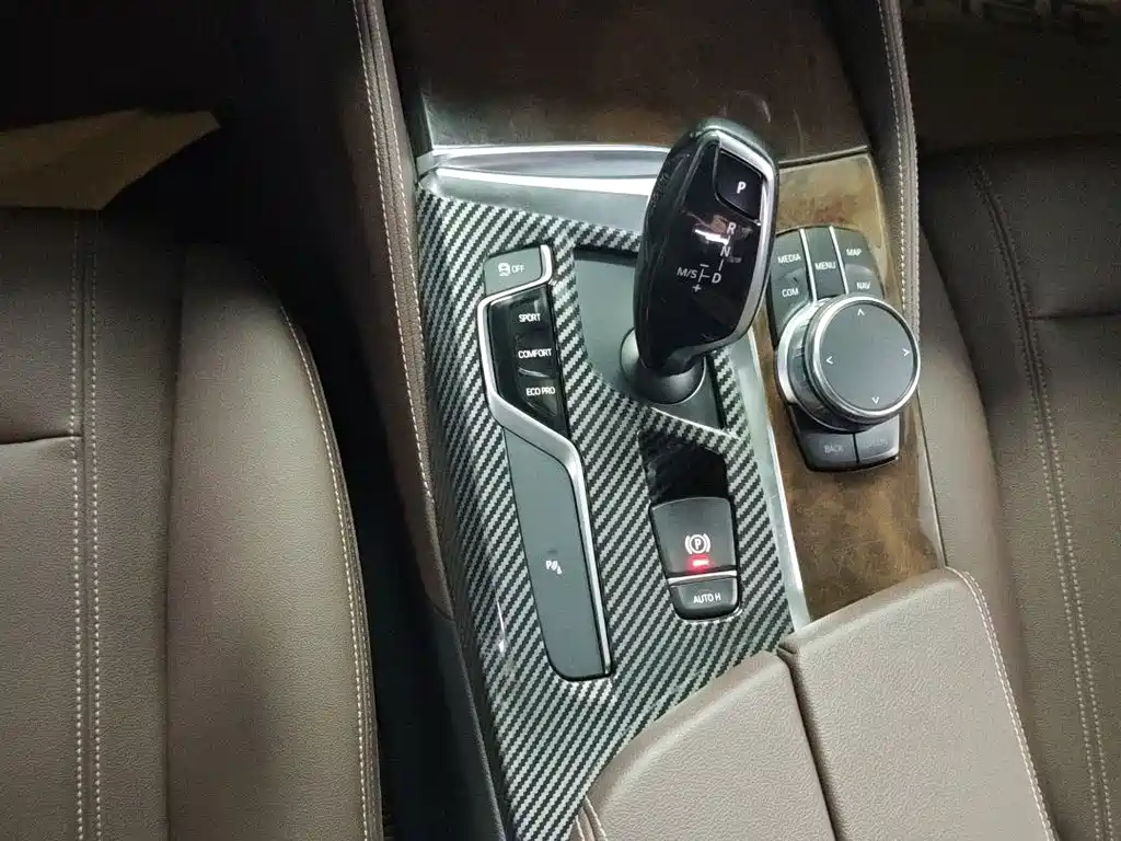 BMW 5 Series — миниатюра 13