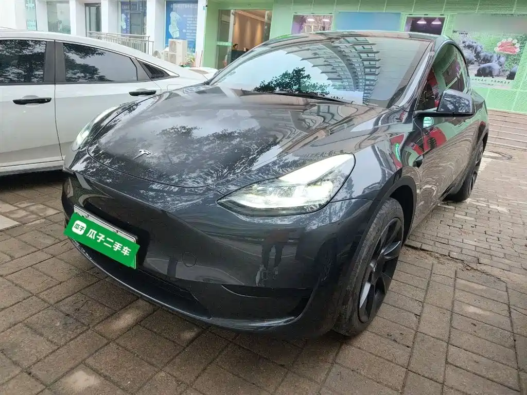Tesla Model Y 2024