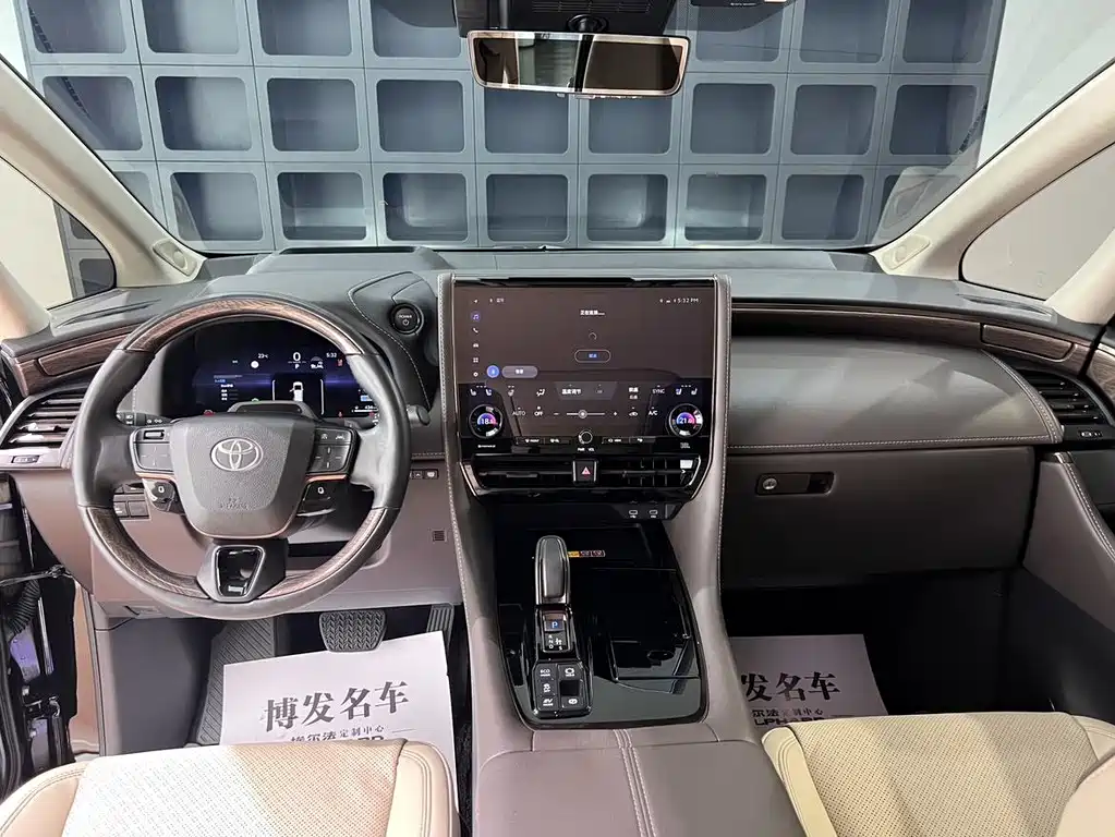 Toyota Alphard — миниатюра 25