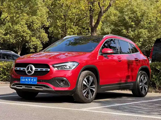 MERCEDES-BENZ GLA
