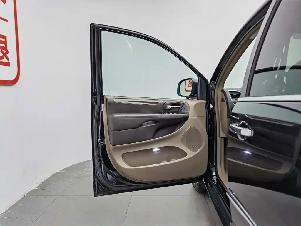 Chrysler Grand Voyager (Import) — миниатюра 8