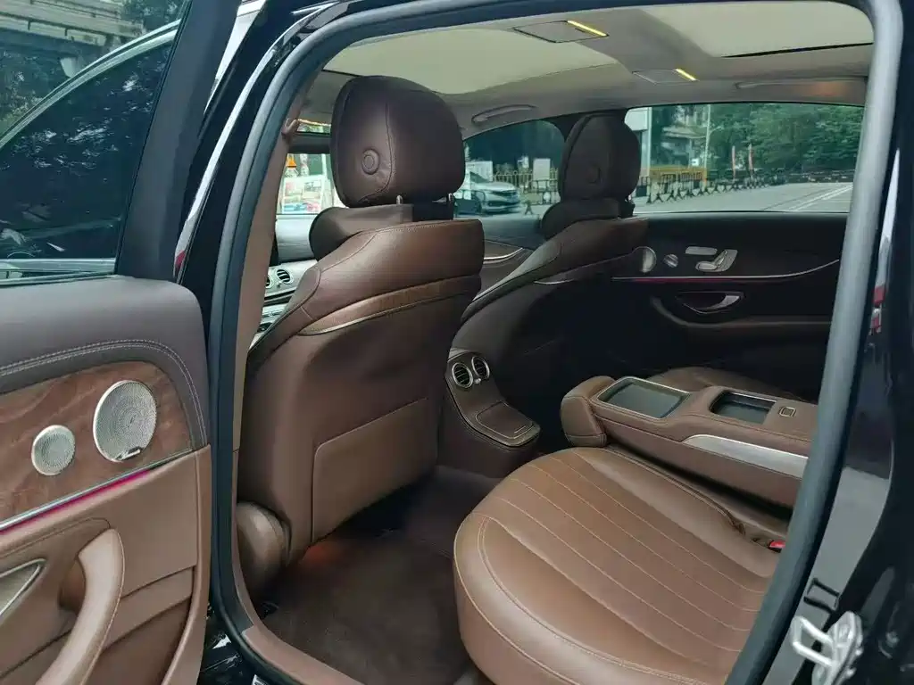Mercedes-Benz E-Class — миниатюра 6