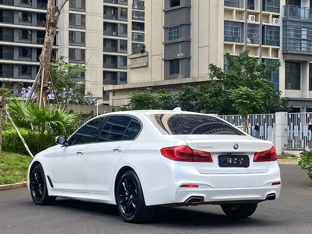 BMW 5 Series — миниатюра 7