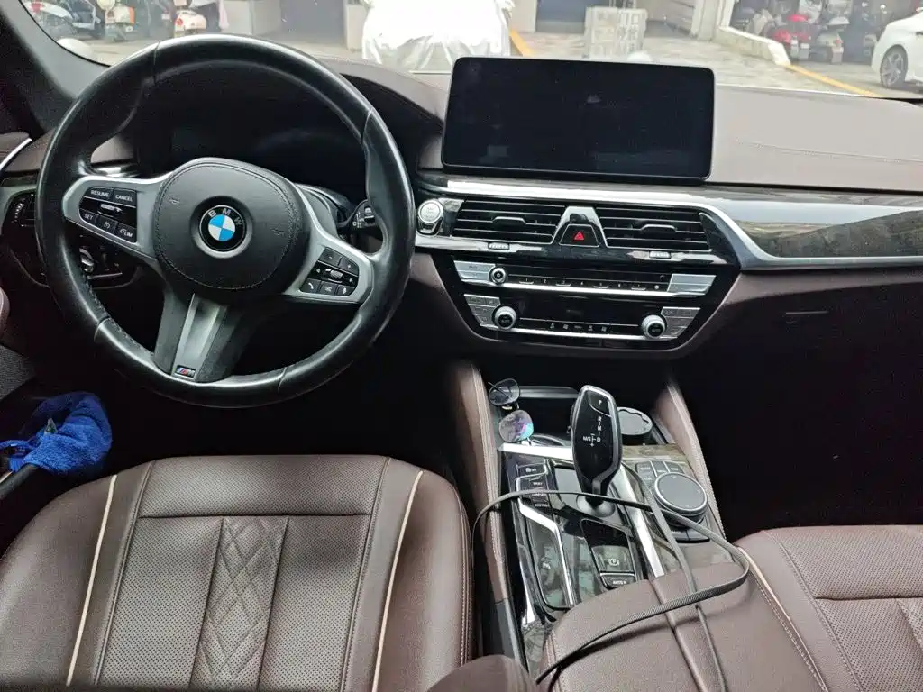 BMW 5 Series — миниатюра 13