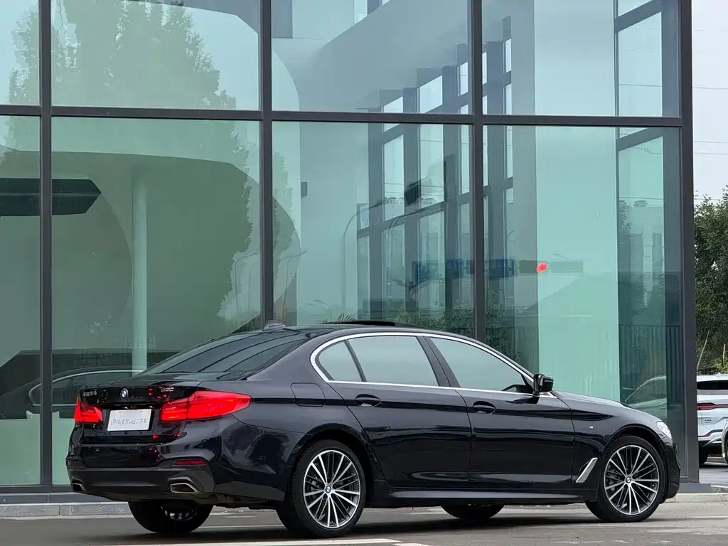 BMW 5 Series — миниатюра 24