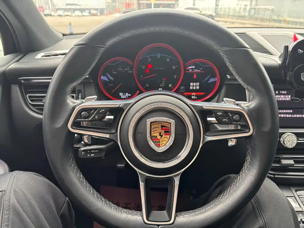 PORSCHE MACAN