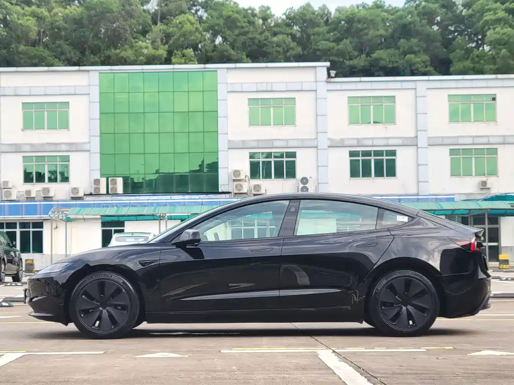 Tesla Model 3 — миниатюра 7