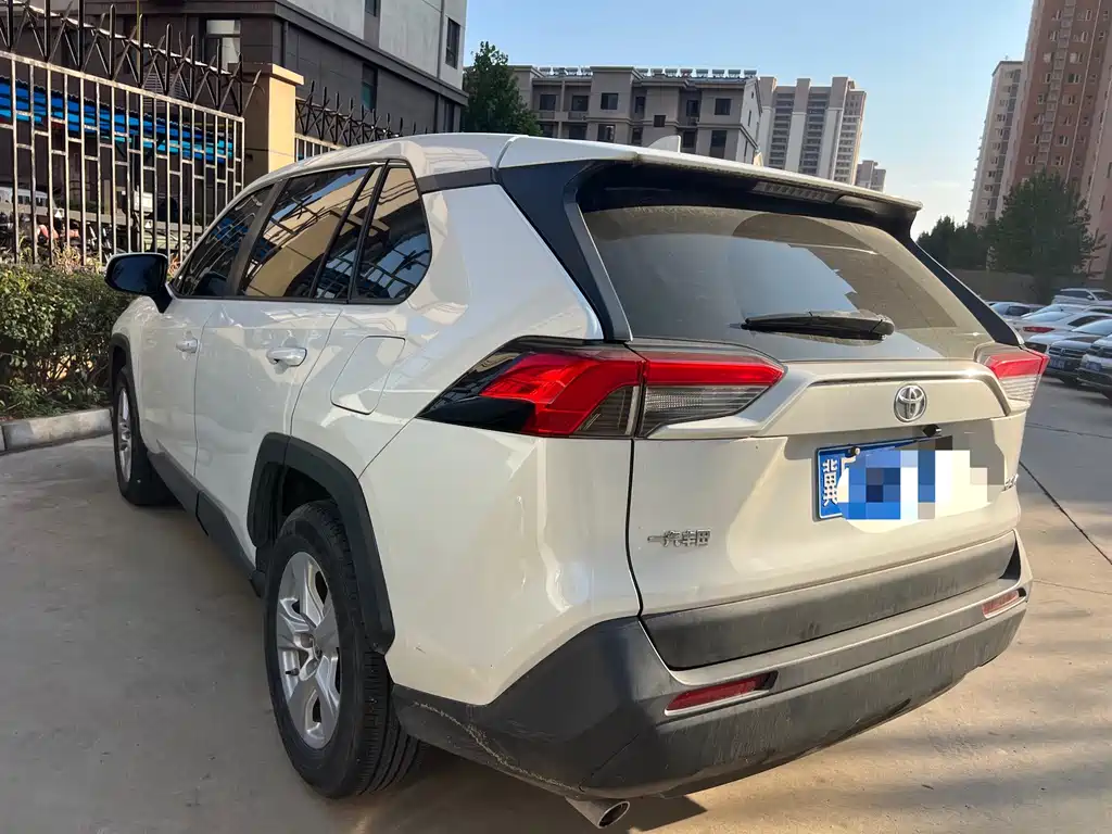 Toyota RAV4 — миниатюра 8