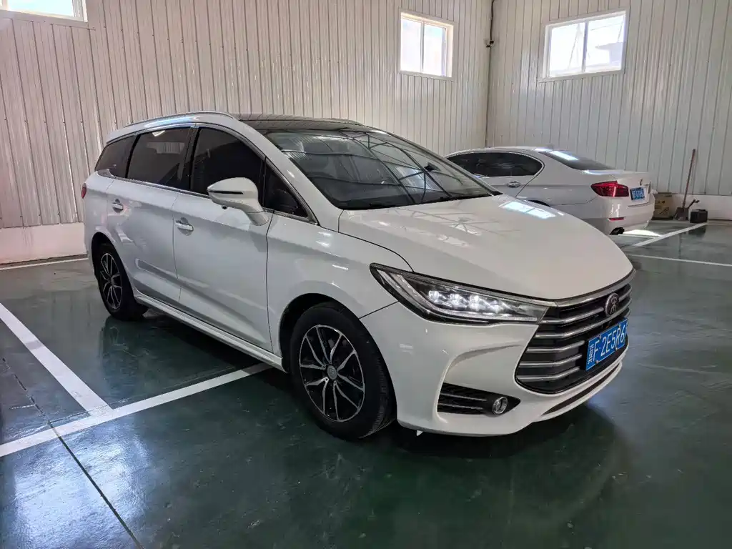 BYD MAX — миниатюра 3