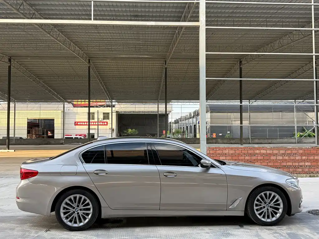 BMW 5 Series New Energy — миниатюра 8