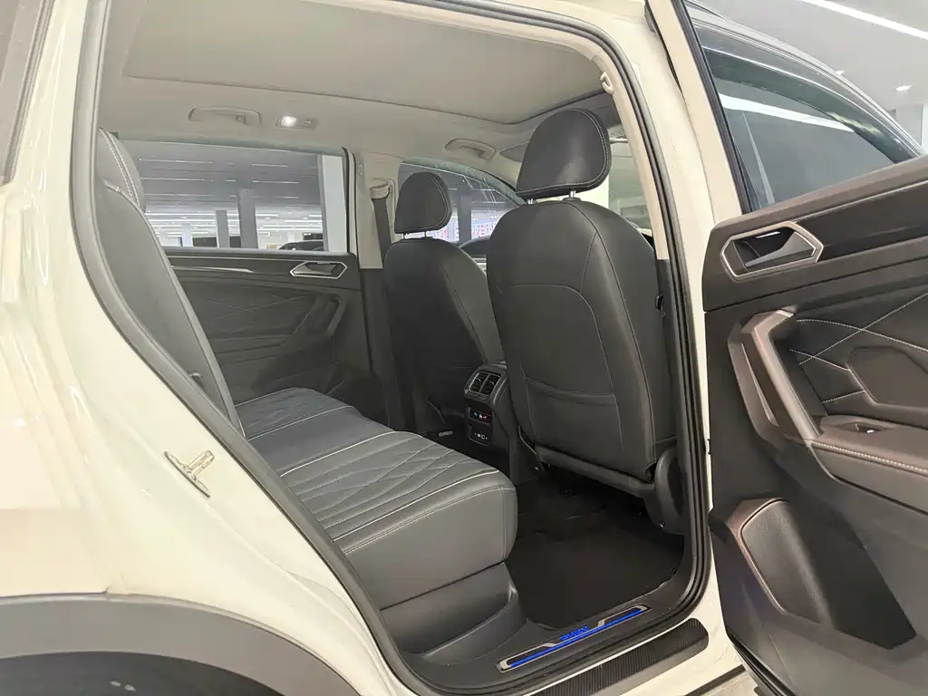 Volkswagen Tiguan L PHEV — миниатюра 15