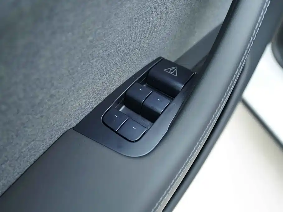 Tesla Model Y — миниатюра 10