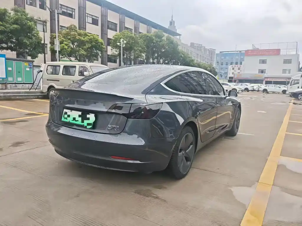 Tesla Model 3 — миниатюра 7
