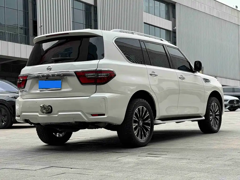 Nissan Patrol — миниатюра 14