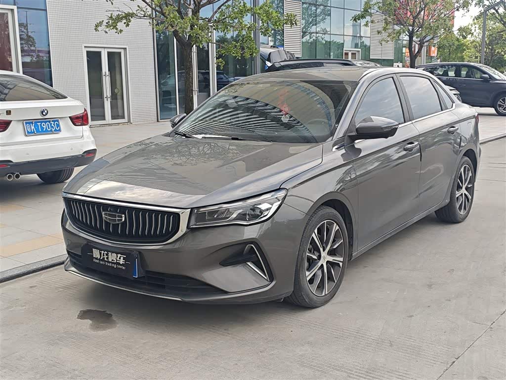 Geely Emgrand 1.5 л 2023 г. Серебристо-серый, пробег 31000 км