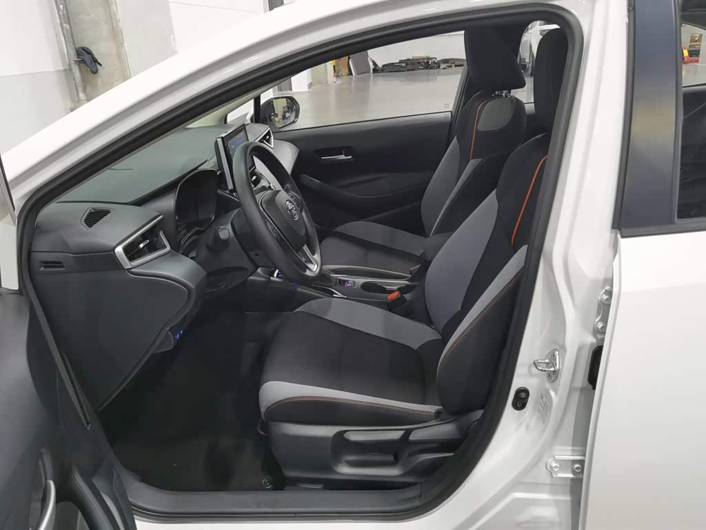 Toyota Corolla 1.2 л 2021 г. Белый, пробег 32400 км