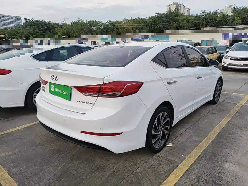 Hyundai Elantra — миниатюра 7