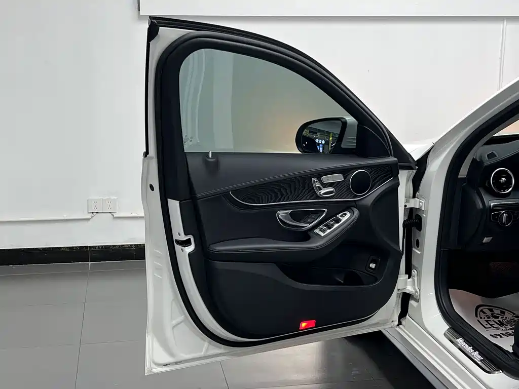 Mercedes-Benz C-Class — миниатюра 13