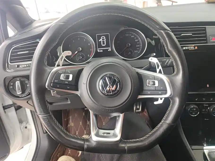VOLKSWAGEN GOLF