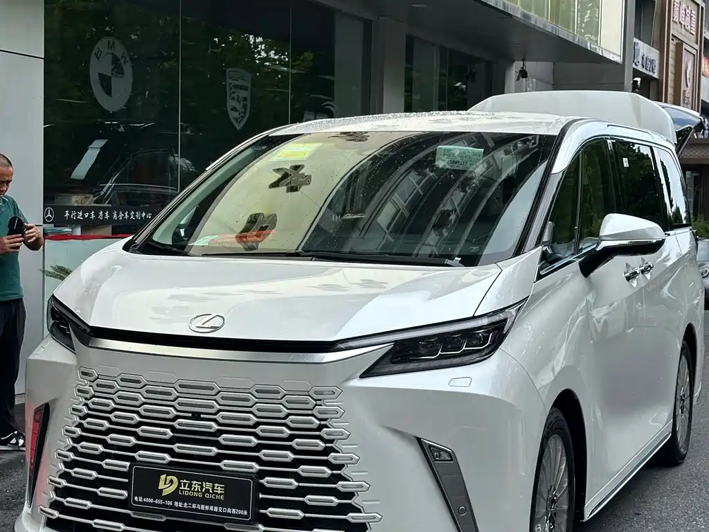 Lexus LM 0