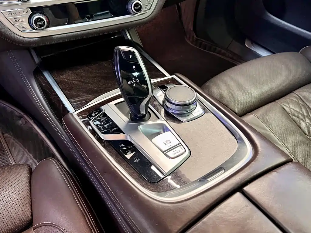 BMW 7 Series — миниатюра 17