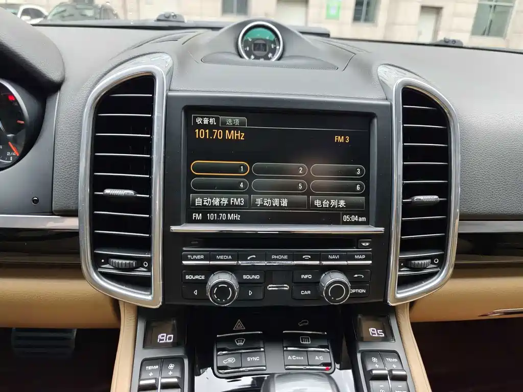 Porsche Cayenne — миниатюра 23