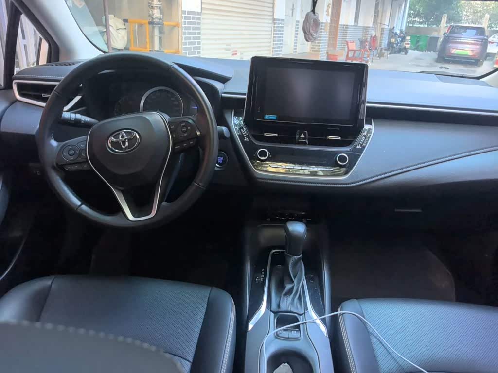 Toyota Corolla 1.2 л 2021 г. Белый, пробег 37200 км