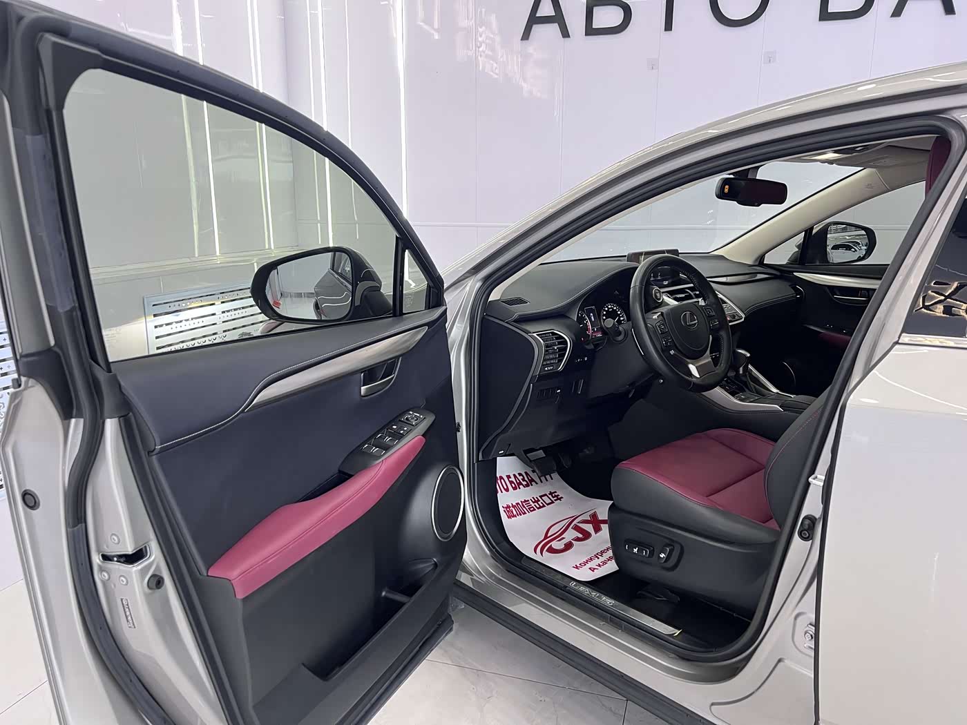 Lexus NX 2.0 л 2021 г. Серебристо-серый, пробег 11000 км
