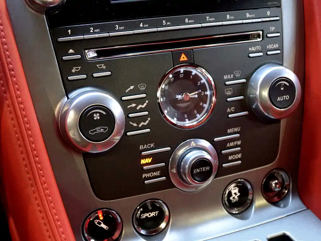 Aston Martin DB9 — миниатюра 13
