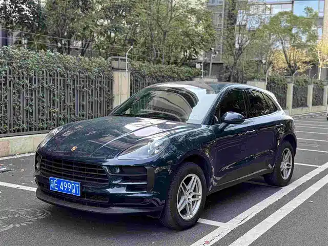 PORSCHE MACAN