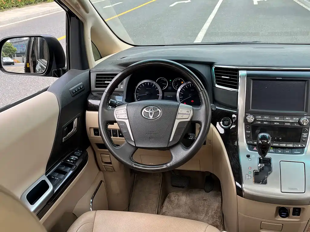 Toyota Alphard — миниатюра 16