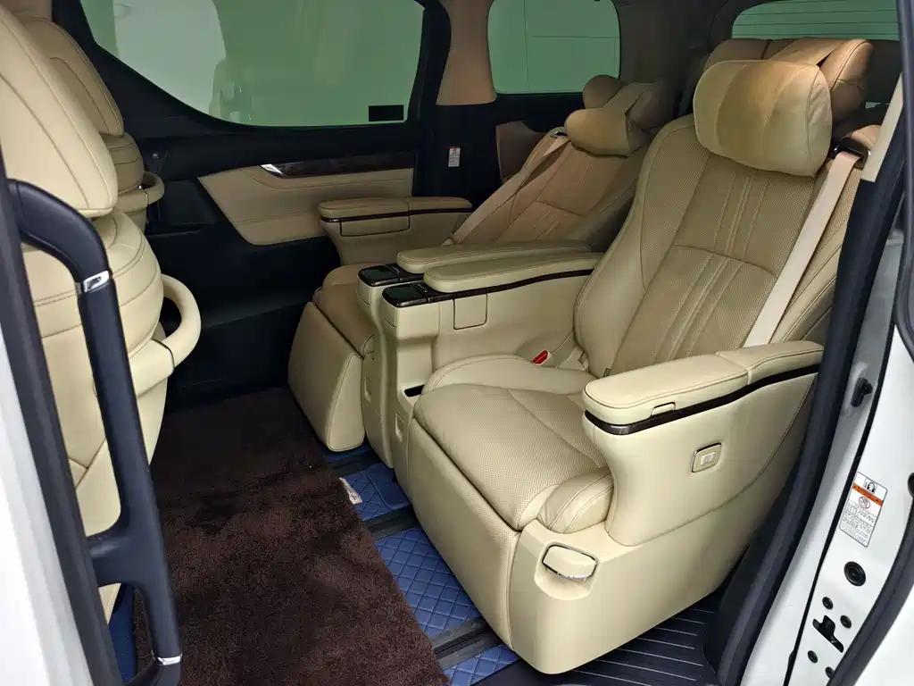 Toyota Alphard — миниатюра 4