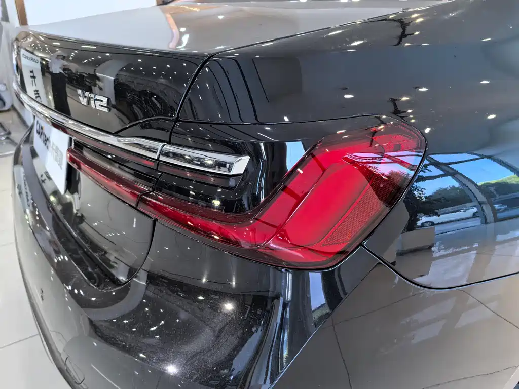 BMW 7 Series — миниатюра 23