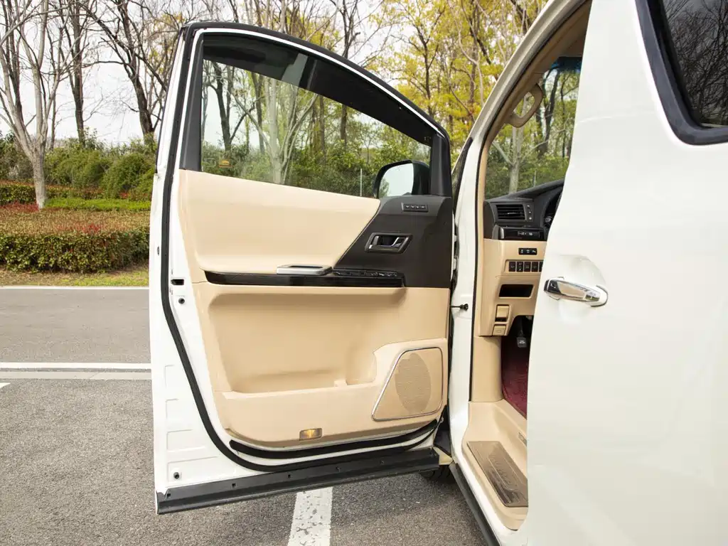 Toyota Alphard — миниатюра 9