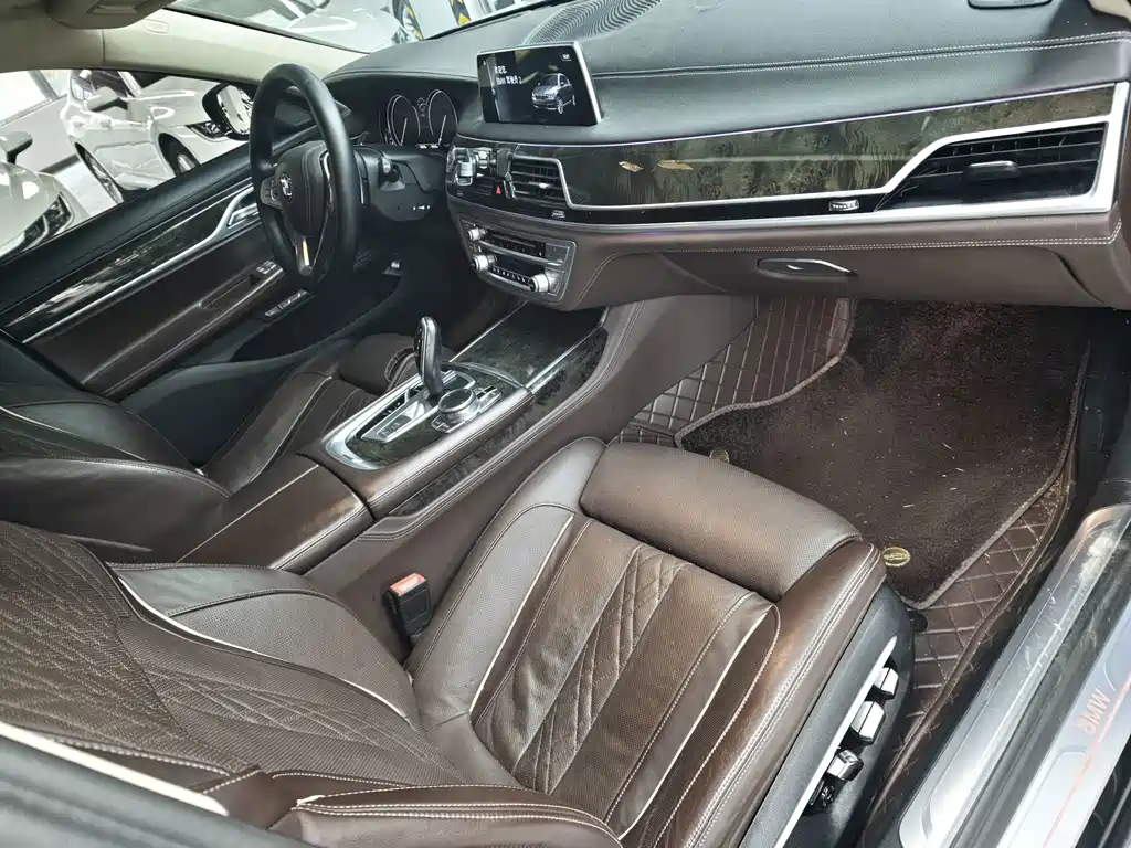 BMW 7 Series — миниатюра 10