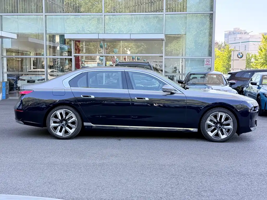 BMW 7 Series — миниатюра 7